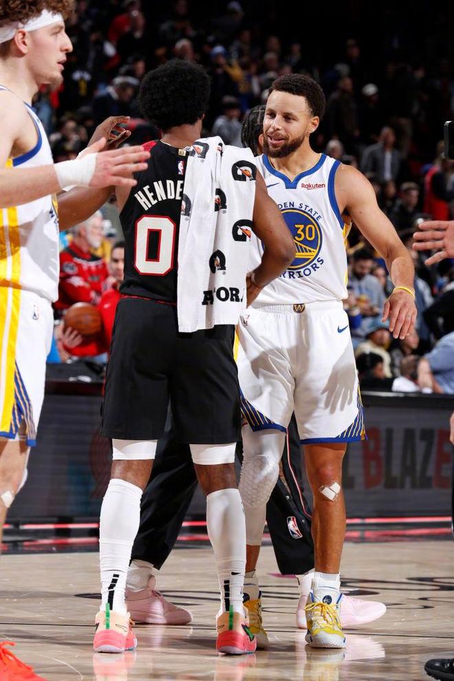 关于勇士擒国王，库里8记三分的信息