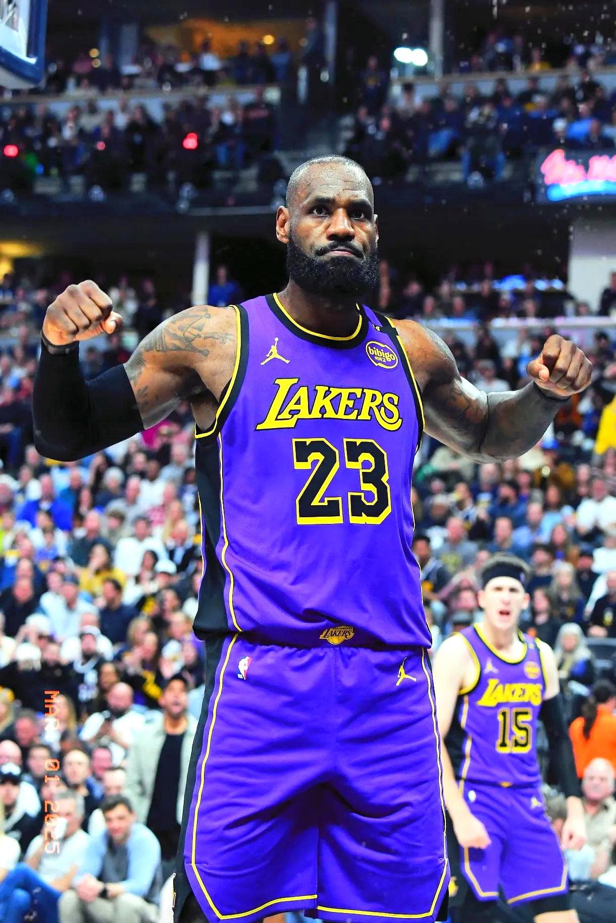 包含詹姆斯当先锋，湖人取胜半湖优势的词条