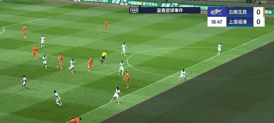 裁判判罚争议不断，球迷热议轮番的简单介绍