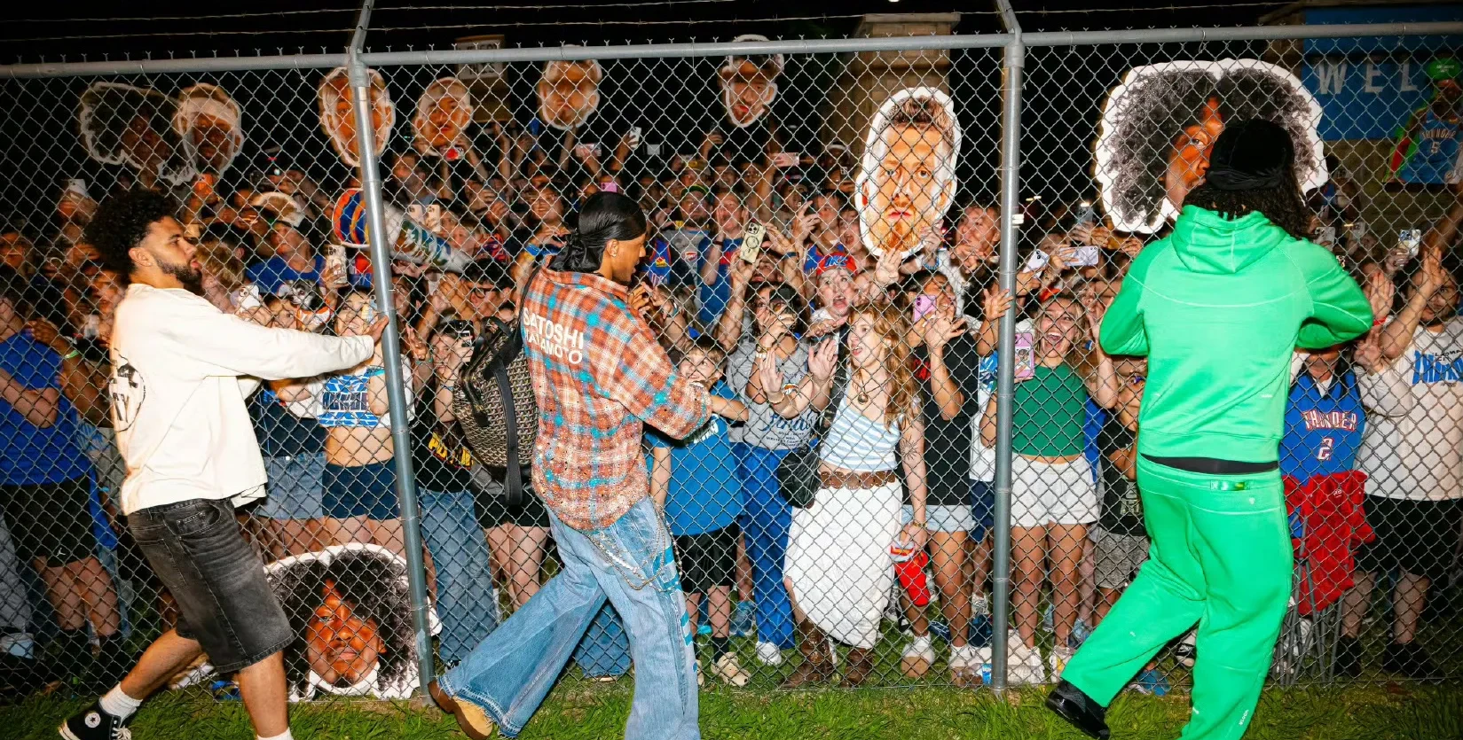 开运体育教练-主队球迷喧闹比赛现场，扰乱对手表现