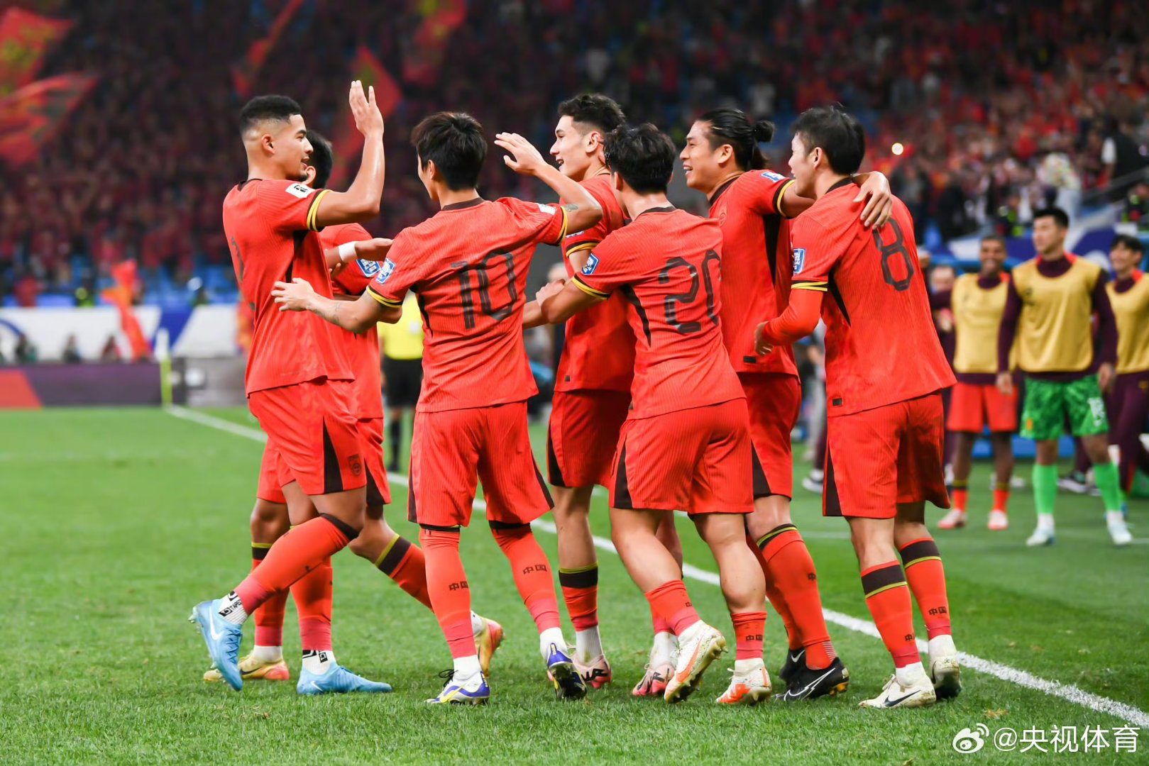 足球赛场上众多球队竞逐胜利，角逐激烈